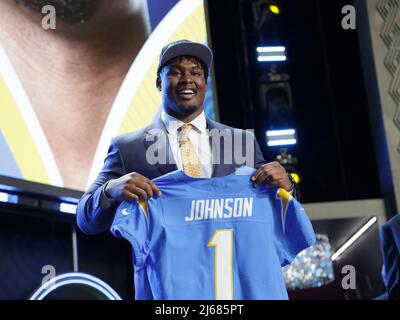 Las Vegas, États-Unis. 28th avril 2022. Les Chargers de Los Angeles ont choisi le garde offensif de Zion Johnson avec le numéro 17 dans le projet NFL à Las Vegas, Nevada, le jeudi 28 avril 2022. Photo de James Atoa/UPI. Crédit : UPI/Alay Live News Banque D'Images