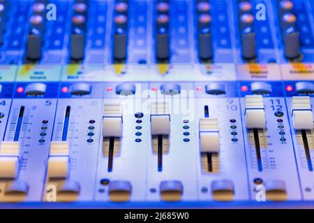 Gros plan sur un mélangeur de bureau pour mélanger le son et le son avec des curseurs de réglage du volume et de la fréquence Banque D'Images