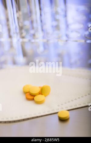 Différents types de pilules sur N95 masques - photo de stock Banque D'Images