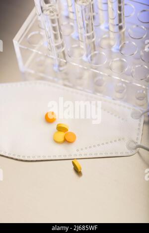 Différents types de pilules sur N95 masques - photo de stock Banque D'Images