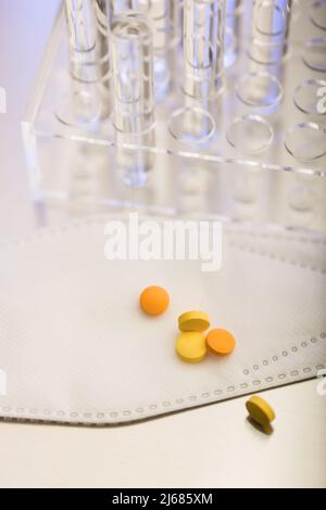 Différents types de pilules sur N95 masques - photo de stock Banque D'Images