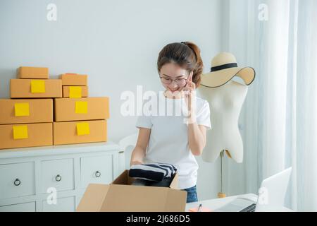 Jeune fille asiatique est freelance avec son entreprise privée au bureau à domicile. Design de mode concept élégant de salle d'exposition Banque D'Images