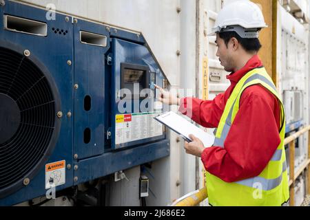Un technicien asiatique ingénieur en contrôle d'inspection en usine Banque D'Images