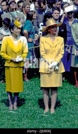 Washington DC - 13 JUIN 1993 l'impératrice japonaise Michiko se tient le long de la première dame Hillary Rodham Clinton sur la pelouse sud de la Maison Blanche lors de la cérémonie d'accueil officielle au début de la visite officielle de l'empereur du Japon. Banque D'Images