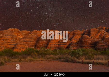 Ciel nocturne sur les collines de grès du parc national de Purnululu ou Bungle Bungles, site classé au patrimoine mondial de l'UNESCO dans les Kimberley, Australie occidentale, Australie occidentale, Australie occidentale, Australie occidentale, Banque D'Images