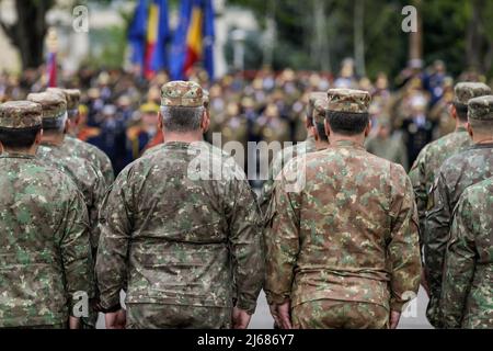 Bucarest, Roumanie - 28 avril 2022 : les soldats des forces terrestres roumaines participent à une cérémonie publique. Banque D'Images