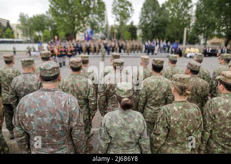 Bucarest, Roumanie - 28 avril 2022 : des soldats des forces terrestres féminines roumaines participent à une cérémonie publique. Banque D'Images