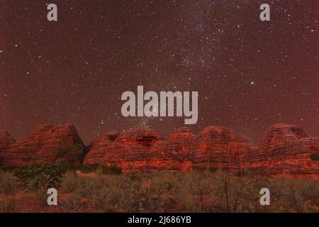 Ciel nocturne sur les collines de grès du parc national de Purnululu ou Bungle Bungles, site classé au patrimoine mondial de l'UNESCO dans les Kimberley, Australie occidentale, Australie occidentale, Australie occidentale, Australie occidentale, Banque D'Images