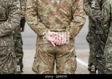 Bucarest, Roumanie - 28 avril 2022 : les soldats des forces terrestres roumaines participent à une cérémonie publique. Banque D'Images