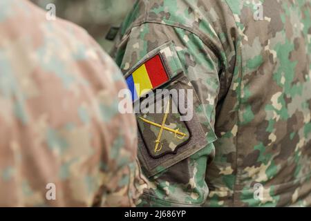 Bucarest, Roumanie - 28 avril 2022 : détails de champ peu profonds avec le brassard des Forces terrestres roumaines (brassard, brassard). Banque D'Images