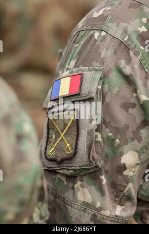 Bucarest, Roumanie - 28 avril 2022 : détails de champ peu profonds avec le brassard des Forces terrestres roumaines (brassard, brassard). Banque D'Images