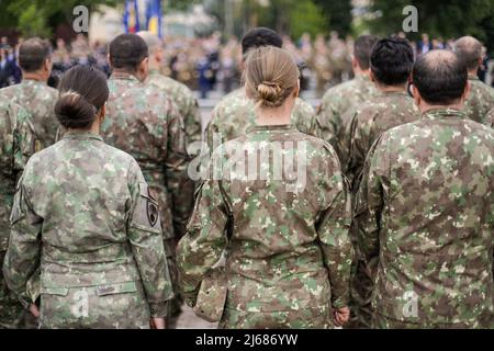 Bucarest, Roumanie - 28 avril 2022 : des soldats des forces terrestres féminines roumaines participent à une cérémonie publique. Banque D'Images