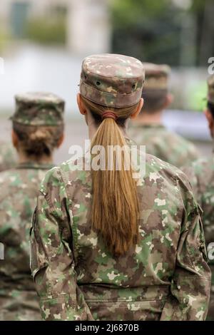 Bucarest, Roumanie - 28 avril 2022 : une femme militaire des forces terrestres roumaine participe à une cérémonie publique. Banque D'Images