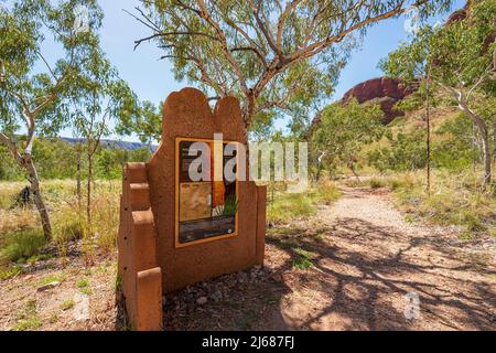 Sentier de randonnée vers Echidna Chasm au parc national de Purnululu ou Bungle Bungles, site classé au patrimoine mondial de l'UNESCO dans les Kimberley, Australie occidentale, Australie occidentale, Australie méridionale Banque D'Images