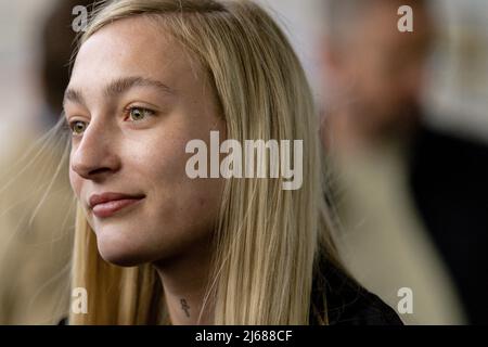 Schiphol, pays-Bas. 29th avril 2022. 2022-04-29 06:44:03 SCHIPHOL - la délégation néerlandaise pour le Concours Eurovision de la chanson est ondulée Au revoir à Schiphol. Singer et rappeur S10 (Stien den Hollander) représente les pays-Bas dans le Concours Eurovision de la chanson avec la chanson de Diepte. ANP SANDER KING netherlands Out - belgium Out Credit: ANP/Alay Live News Banque D'Images