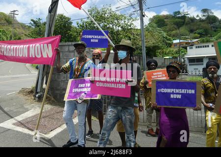 Photo du dossier datée du 23/04/22, des manifestants contre le colonialisme britannique en tant que comte et comtesse de Wessex arrivent à la Maison du Gouvernement à Saint-Vincent-et-les Grenadines, lors de leur visite dans les Caraïbes, pour marquer le Jubilé de platine de la Reine. Les tournées royales dans les Caraïbes devraient être abandonnées à moins que la famille royale ne les utilise pour aborder la vérité, la réconciliation et la justice, a averti un activiste politique. Date de publication : vendredi 29 avril 2022. Banque D'Images