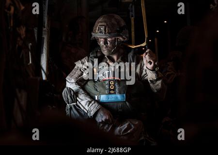 Photo non datée d'un soldat de la Brigade d'assaut aérienne 16, sorti par le ministère de la Défense (MOD), debout près de la porte de l'avion Hercules C130 prêt à sortir de la porte et à effectuer une descente en parachute, Comme environ 8 000 soldats de l'armée britannique prendront part à des exercices dans toute l'Europe de l'est pour combattre l'agression russe dans l'un des plus grands déploiements depuis la Guerre froide. Date de publication : vendredi 29 avril 2022. Banque D'Images