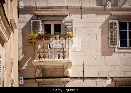 La ville de Split en Croatie dans la région de Dalmatie, balcon de la vieille ville Banque D'Images