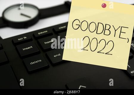 Panneau de texte indiquant Au revoir 2022. Business Showcase New Year Eve Milestone Last Month Celebration transition Computer Keyboard and Symbol.information Banque D'Images