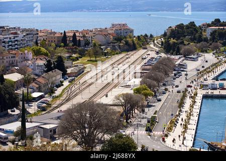 La ville de Split en Croatie dans la région de Dalmatie vue sur les toits se concentrant sur la place du peuple la gare locale Banque D'Images