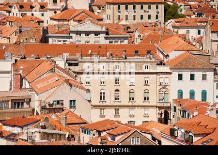 La ville de Split en Croatie dans la région de Dalmatie vue sur les toits de terre cuite de la ville Banque D'Images