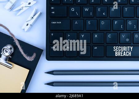 Affiche textuelle indiquant une violation de sécurité. Mot écrit sur l'incident qui entraîne un accès non autorisé au clavier de l'ordinateur de données et à Symbol.information Banque D'Images