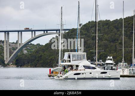 Skradin petite ville du comté de Šibenik-Knin en Croatie, ACI Marina, pont de Krka Banque D'Images