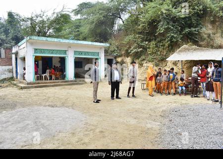 INDE, UTTAR PRADESH, SATTHIN VILLAGE, décembre 2021, Rural Indian Village School Teacher and Student Banque D'Images