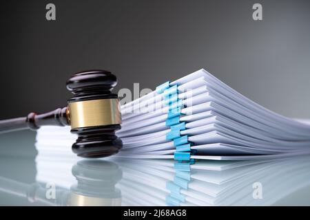 Dossiers de la Cour judiciaire de piles et juge Gavel Banque D'Images