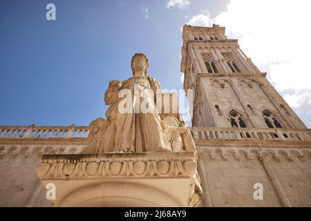 La ville de Split en Croatie dans la région de Dalmatie, statue de Jésus-Christ devant la cathédrale Saint-Laurent Banque D'Images