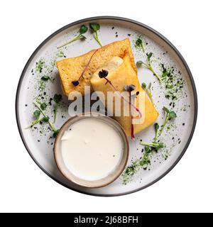 Portion isolée de rouleaux de crêpes farcies à la viande Banque D'Images
