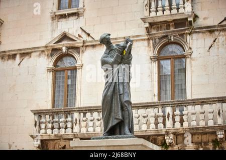 La ville de Split en Croatie dans la région de Dalmatie, carré aux fruits Statue de Marko Marulić Banque D'Images