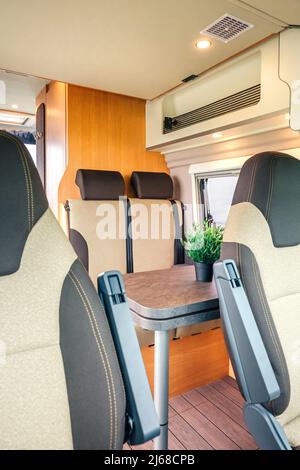 Intérieur d'une camionnette de camping avec table Banque D'Images