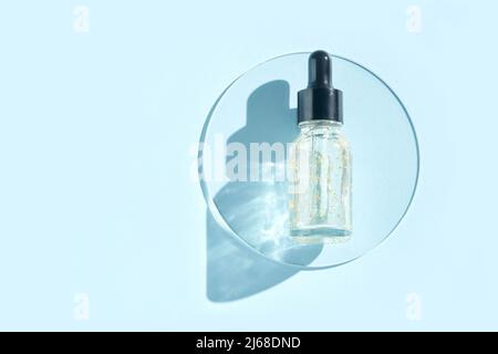 Flacon transparent de sérum hydratant avec pipette. Routine de soin de la peau. Gel doré pour éviter les bulles. Produit frontal. Essence d'huile liquide. Beauté vitamine collagène. Traitement de peeling organique. Santé du corps Banque D'Images