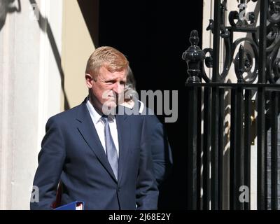 Londres, Royaume-Uni, 26th avril 2022. Le ministre Oliver Dowden part après la réunion hebdomadaire du Cabinet au 10, rue Downing. Banque D'Images