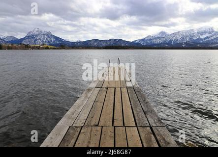 Vue sur le lac Hopfensee et les Alpes. Bavière, Allemagne, Europe. Banque D'Images