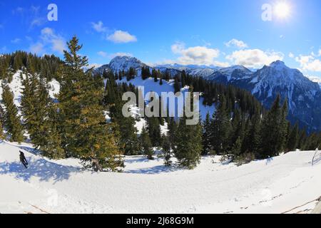 Paysage d'hiver dans les montagnes. Montagne de Tegelberg près de Füssen. Bavière, Allemagne, Europe. Banque D'Images