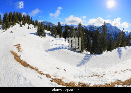 Paysage d'hiver dans les montagnes. Montagne de Tegelberg près de Füssen. Bavière, Allemagne, Europe. Banque D'Images