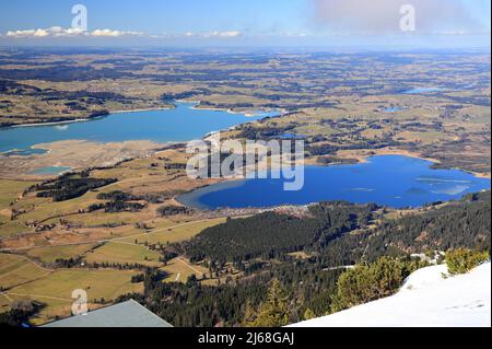 Vue panoramique sur un paysage d'hiver depuis la montagne de Tegelberg près de Füssen, Bavière, Allemagne, Europe. Banque D'Images