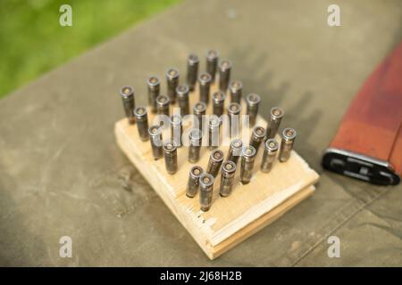 Munitions à bord. Cartouches pour mitrailleuse. Arme à feu. Détails des munitions militaires. Banque D'Images