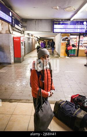 Varsovie, Pologne. 29th avril 2022. 29 avril 2022, Varsovie, Varsovie, Pologne : réfugiée ukrainienne avec ses deux chats et chien, à bord d'un train se lançant à Berlin. (Credit image: © Bianca Otero/ZUMA Press Wire) Credit: ZUMA Press, Inc./Alamy Live News Banque D'Images