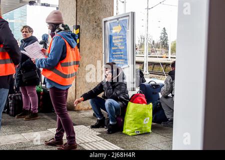 Varsovie, Pologne. 29th avril 2022. 29 avril 2022, Varsovie, Varsovie, Pologne : réfugiée ukrainienne avec ses deux chats et chien, à bord d'un train se lançant à Berlin. (Credit image: © Bianca Otero/ZUMA Press Wire) Credit: ZUMA Press, Inc./Alamy Live News Banque D'Images