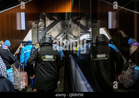Varsovie, Pologne. 29th avril 2022. 29 avril 2022, Varsovie, Varsovie, Pologne : réfugiée ukrainienne avec ses deux chats et chien, à bord d'un train se lançant à Berlin. (Credit image: © Bianca Otero/ZUMA Press Wire) Credit: ZUMA Press, Inc./Alamy Live News Banque D'Images