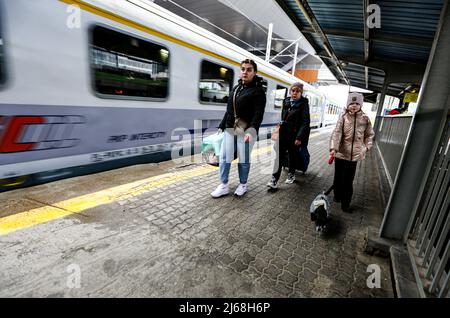 Varsovie, Pologne. 29th avril 2022. 29 avril 2022, Varsovie, Varsovie, Pologne : réfugiée ukrainienne avec ses deux chats et chien, à bord d'un train se lançant à Berlin. (Credit image: © Bianca Otero/ZUMA Press Wire) Credit: ZUMA Press, Inc./Alamy Live News Banque D'Images