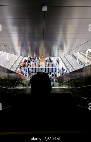 Varsovie, Pologne. 29th avril 2022. 29 avril 2022, Varsovie, Varsovie, Pologne : réfugiée ukrainienne avec ses deux chats et chien, à bord d'un train se lançant à Berlin. (Credit image: © Bianca Otero/ZUMA Press Wire) Credit: ZUMA Press, Inc./Alamy Live News Banque D'Images