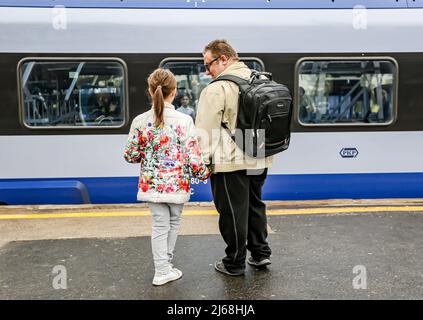 Varsovie, Pologne. 29th avril 2022. 29 avril 2022, Varsovie, Varsovie, Pologne : réfugiée ukrainienne avec ses deux chats et chien, à bord d'un train se lançant à Berlin. (Credit image: © Bianca Otero/ZUMA Press Wire) Credit: ZUMA Press, Inc./Alamy Live News Banque D'Images