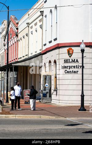 Selma, Alabama, USA-1 mars 2022 : trois touristes afro-américains se tenant devant le Selma Interpretive Centre, le centre d'accueil au départ Banque D'Images