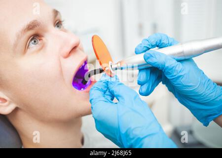 Cabinet de dentiste, outils de traitement dentaire, foret, gros plan, intérieur. Patient Banque D'Images