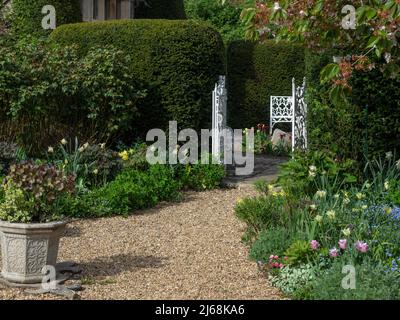 Chemin de gravier, bordures de fleurs et portail blanc, Kathy Brown's Garden, Stevington, Bedfordshire, Royaume-Uni Banque D'Images