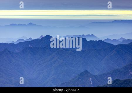 Chinas ouest henan funiu beauté comme la peinture de paysage le matin Banque D'Images